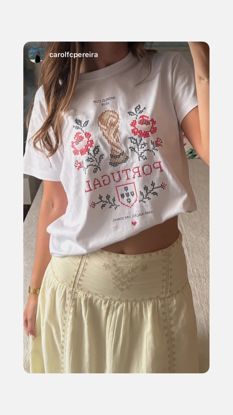 Cliente real @carolfcpereira a usar a t-shirt Uma Nação Um Sonho